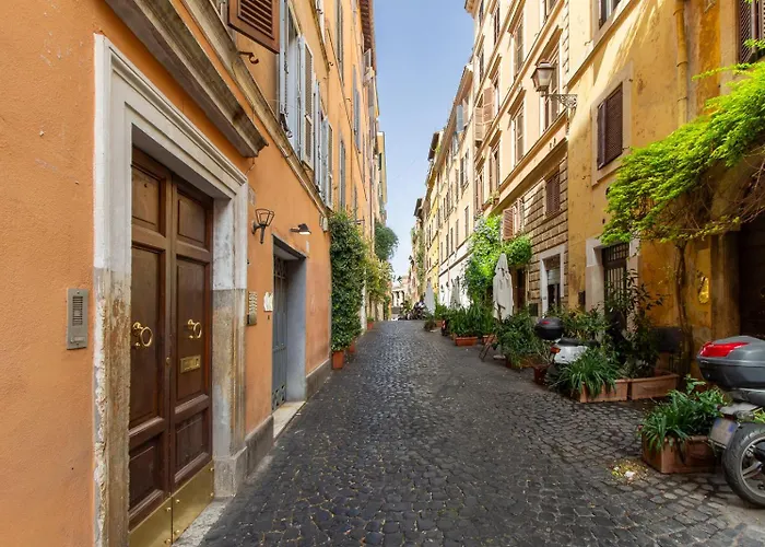 Baccina Urban Walk To The Colosseum